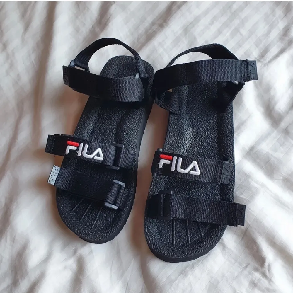 Supercoola sandaler från FILA, knappt använda. Sulan är 4,5cm som högst. Frakt tillkommer ✨️. Skor.