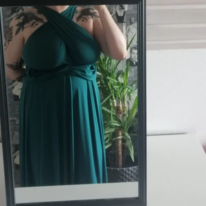 Grön balklänning flexibel storlek - Mörkgrön balklänning, använd en gång. Kan knytas på många olika sätt och är därför flexibel i storleken, står L/XL på lappen. Är 173 cm och längden passar mig perfekt så om du är kortare kan den behövas sys upp. Nypris 799kr, säljs för 500kr inklusive frakt. 