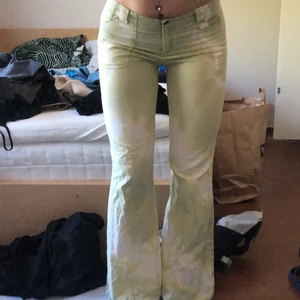 Tie dye sommarbyxor - Världens finaste byxor köpta på plick av en tjej som gjort själv. De är mer gröna och mindre gråa i verkligeheten. Har använt mycket men har hållt superbra, verkligen ett par favoriter jag bara säljer för att de har blivit för små :( jag är ca 167 o kan såklert skicka fler bilder