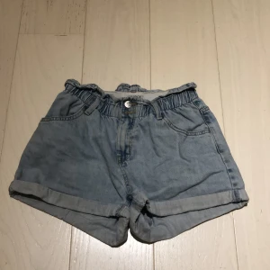 Lindex shorts  - Coola shorts till sommaren! Elastiskt band i midjan och väldigt sköna,knappt använt