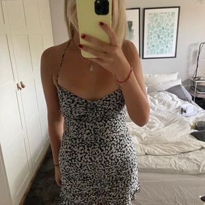 PrincessPolly klänning i storlek 36 - Jag säljer min favoritklänning från PrincessPolly då den tyvärr blivit för liten :( den är i storlek 36 men skulle snarare säga att den motsvarar XS ! Den har sömmat upp sig lite som ni ser på bilden men ändå väldigt fin! 