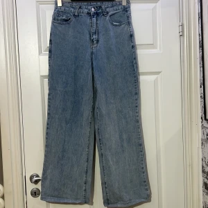 Blåa jeans vida - Köpt för ett år sen, plagget är använt men det är fortfarande i hyfsat bra skick.