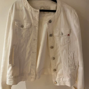 Vit jeansjacka  - Vit jeansjacka från Replay.