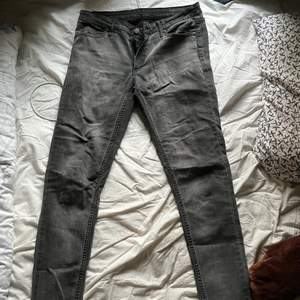 Svarta washed tajta jeans. Om du har några frågor så är det bara att kontakta! :)