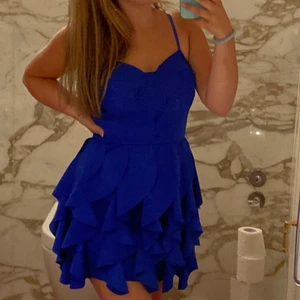 Blå volang klänning  - Säljer en super fin blå volang klänning som enbart är använd 2 ggr, den är ganska strechig och sitter helt perfekt 