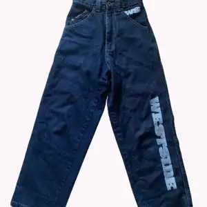 Säljer dessa unika vintage jeans med West Side prints 💙 säljer pga att det inte är min stil längre, väldigt fint skick!  Innerbenslängd: 67 cm Midjemått: 70 cm Finns i DM för bilder/ frågor, köpare står för frakt 🚚 