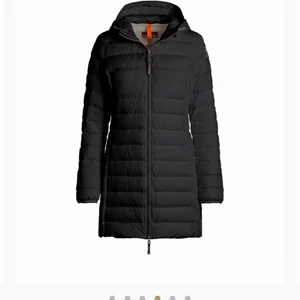 Parajumpers Irene svart  - Köpte jackan i september förra året och användes bara en månad och säljer då den inte kommer till användning, den är ganska så ny och inga hål eller liknande, köptes för 4,800 från Johnells i storlek S (pris kan diskuteras vid snabb affär) 