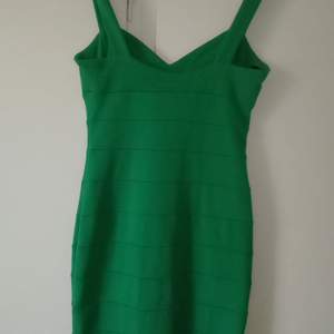 Storlek 36/38 Super fin grön färg, tajt klänning. 