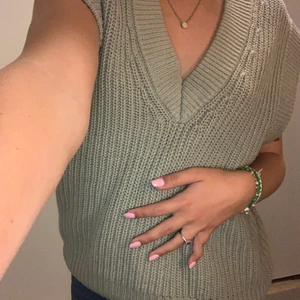 Väst  - Fint plagg från Gina Tricot💙 otroligt fint plagg att ha både på sommaren och vintern💙 säljer för 80kr+frakt, köparen står för frakten!!  denna säljs även i ett paket med andra kläder, se mitt senaste inlägg!