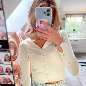 Kofta - Jättefin kofta från primark, använd ett fåtal gånger och är i ny skick. Sorlek xs. Pris 50kr + frakt💞💞