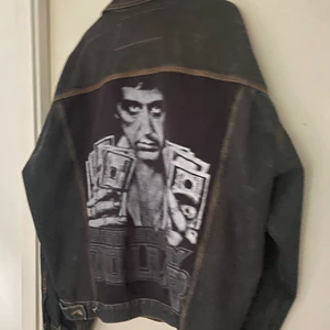 jeans jacka - 1 of 1, köpt av en independent brand på asos marketplace. i herrstorlek xl men funkar som oversized. säljer den endast för jag behöver pengarna, men priset går att diskuteras