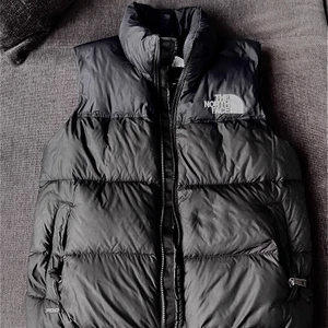 North Face 1996 retro nyptes vest  - Västen är i st S. Den har inga hål eller fel på den. Bara haft i ett år, knappt använd. Kan hämtas i Lund men kan oxå skickas. 