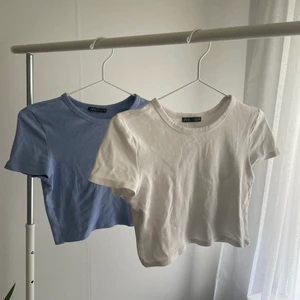 Två Zara toppar - Säljer dessa två toppar från Zara i blå och vit, de är båda i fint skick🫶 Båda är i storlek S, går även att köpa separat (40kr styck) ☺️ Köparen står för frakten (spårbar)🤍