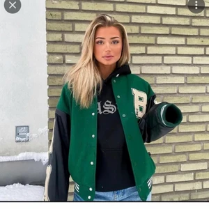 Grön basebolljacka - Säljer denna jackan då den inte har kommit till användning köptes för 800 säljs för 250 + frakt💗