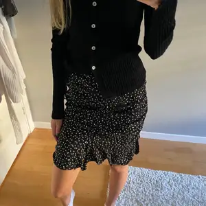 Supersnygg svart prickig kjol ifrån zara❤️❤️ knappt använd har inga skador eller fläckar❤️❤️