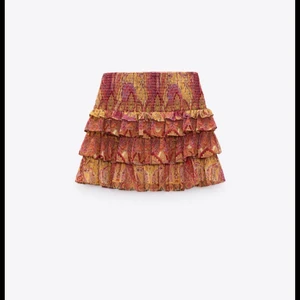 Volangkjol från zara - Volangkjol från zara, använd ett fåtal gånger!💘 storlek M men skulle säga att den passar S och även Xs om man vill ha den lågmidjat!🥰