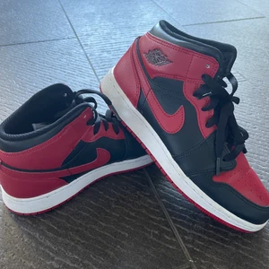 Nike air Jordan mid - Andvända 2-3 gånger så dom är som nya💕 Säljs pga att det inte är min stil längre.  