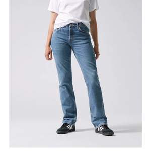 Helt nya och oanvända jeans från weekday! Modellen ”Pin Mid straight jeans” i färgen Harper ✨ Lapparna kvar och storlek 31/34