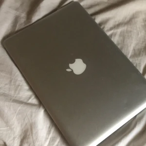 Macbook - Hej! ja säljer en macbook från 2010-2011, som jag inte använder, den fungerar som den ska, inga skador, helt fungerande 
