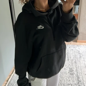 Nike hoodie - Säljer min snygga svarta nikehoodie som är perfekt till både vardagen och träning.💕