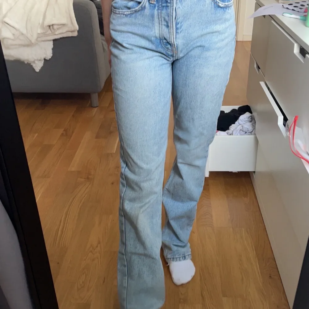 Säljer mina trendiga mid waist zara jeans i storlek 32, säljer pga för små, säljer för 250 och frakt💗 Kan mötas upp också, pris kan diskuteras . Jeans & Byxor.