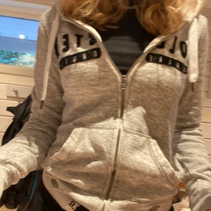 Hollister zip up hoodie  - Säljer min fina gråa zip up hoodie då den inte kommer till användning. Den är i stl S och är i ett väldigt bra skick. Köparen står för frakten och pris kan diskuteras💗
