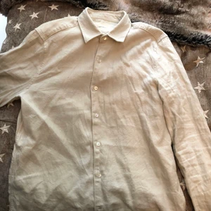 A days march overshirt  - Äggvit overshirt som passar perfekt nu till hösten. Lite lurvigt material. Perfekt skick. Storlek medium sitter perfekt på mig som är 179cm. 