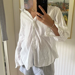 Vit linne skjorta - En oversized vit linne skjorta från Lindex om jag inte minns helt fel 🫶 
