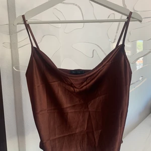 Linne från NLY One - Snyggt linne från NLY One i storlek S Snygg urringningarna fram till 😍😍 Knappt använd, så i väldigt fint skick Frakt tillkommer