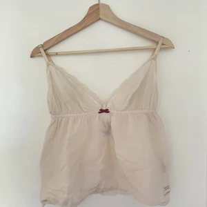 Odd molly topp - Ljusrosa supersöt topp/ linne från odd molly! Har bara använt det ett fåtal gånger. Storlek 2. Passar mig som är 36 men det har justerbara band så skulle nog kunna passa både 34,26,38! 