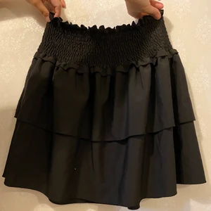 Svart volang kjol - Hej säljer min helt nya volangkjol eftersom den tyvärr inte passade mig❤️  