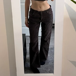 Bruna lågmidjade Manchester byxor - Bruna Manchester liknande byxor. Perfekt längd på mig som är 174. De är i storlek 42 och de är lite stora i midjan för mig som vanligtvis har 38.