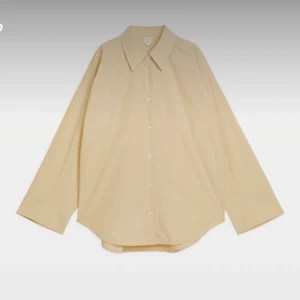 Poplin skjorta Arket - Ljusgul/beige oversize skjorta från Arket. Helt oanvänd. 
