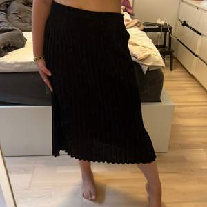 Säljer min jätte fina svarta ribbstickade kjol, går att använda som lågmidjad också om man önskar det. Kjolen är insydd på ena sidan för att den ska vara mindre i midjan. Möts helst upp