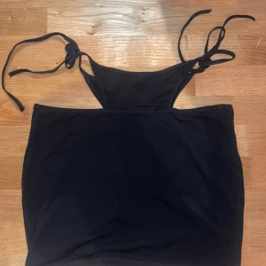 kjol - Kjol med illustration av trosor som går upp