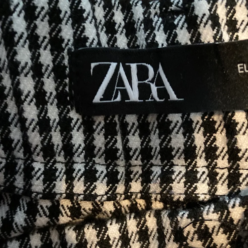 Ett par jätte snygga högmidjade kostymbyxor från Zara! De är ärvda av mina kusiner men i jättefint skick! Köpare betalar för frakt!!. Jeans & Byxor.