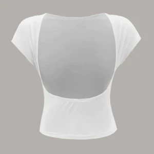 Vit tröja med öppen rygg  - Säljer helt ny vit tröja med öppen rygg