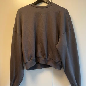 Matchande set, Nelly trend  - Ett matchande set med tröja och långa raka byxor. I mörkgrå. 