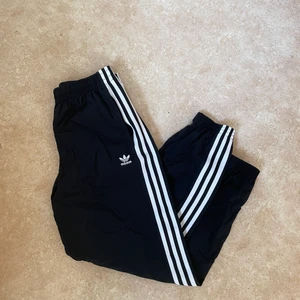 Adidas byxor - Säljer ett par adidas ”prassel” byxor. Endast testade så i väldigt fint skick, köptes för 899 kr mitt bud 350 kr. Köpare står för frakt