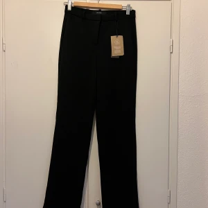 Kostymbyxa  - Helt nya kostymbyxor från vero moda. För mer information och bilder kontakta mig.
