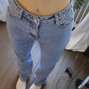Blå straight jeans ifrån Missguided.  Prislapp kvar så aldrig använda!🤍 köpta för ungefär 400kr