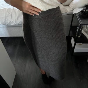 Stickad kjol - Brun stickad omlottkjol från pieces. Otroligt mjuk och skön samtidigt som den är riktigt snygg. Säljer för att den inte kommer till användning tyvärr. 200 kr och köpare står för eventuell frakt💕
