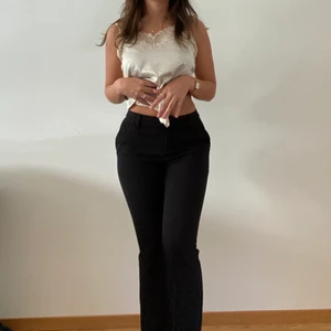 Lågmidjade kostymbyxor - Säljer jätte sköna lågmidjade kostymbyxor. De är utsvängda med perfekt längd. Har använt dem ett fåtal gånger (bra kvalitet) Köparen står för frakten annars möts jag upp i Stockholm.  Betalning sker via swish.