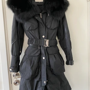 Svart äkta päls kappa, storlek 34 - Härlig Pälskappa i svart i storlek 34.  Kragen är rävpäls.  Nypris ca 6000kr