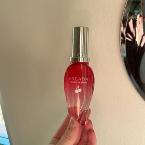 escada cherry in japan 30ml - använd typ 3-4 gånger så är rätt mycket kvar. 