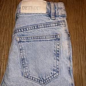 Ett par jättefina ljusblåa    jeans som tyvärr är för små för mig nu! En liten röd färg på benet men syns knappt! Finns bild💞om ni har frågor är det bara att ställa dom!
