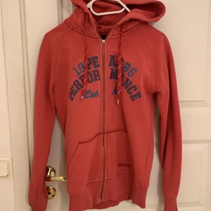Peak performance zip hoodie - Väl använd (därav priset) peak performance ziphoodie med luva💗💗