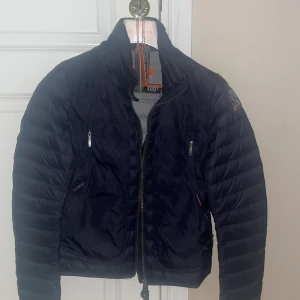 Para jumper  - Para jumper jacka i färgen marinblå. Använd fåtal gånger. 