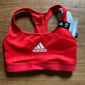 Adidas sports bra, xs - Helt oanvänd sport-bh från Adidas i storlek XS.  Frakta går även bra!