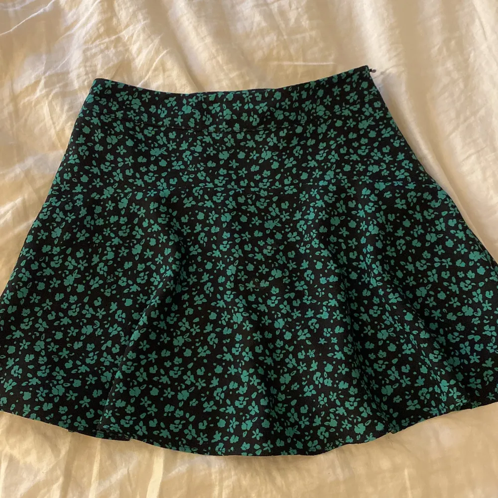 Säljer den här jättefina kjolen från zara med inbyggda shorts. Kjolen är ej i resor utan den har en dragkedja vid sidan. Kjolen är i storlek Xs men passar S, säljer den för 60kr+ frakt. . Kjolar.